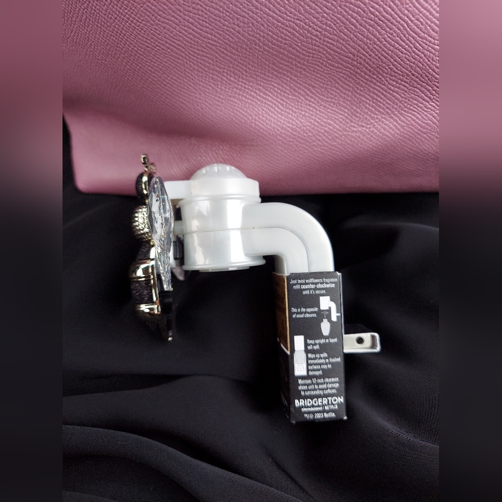 Bee Bridgerton collab wallflower plug by bath and body works - Picture 2 of 4